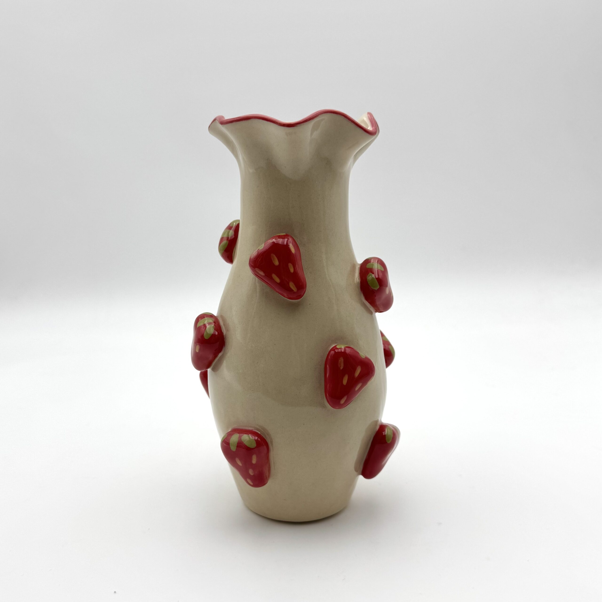 Ceramiczny wazon z truskawkami, połączenie funkcjonalności i designu.
Wysokość ok. 21 cm
Średnica otworu: ok. 8 cm